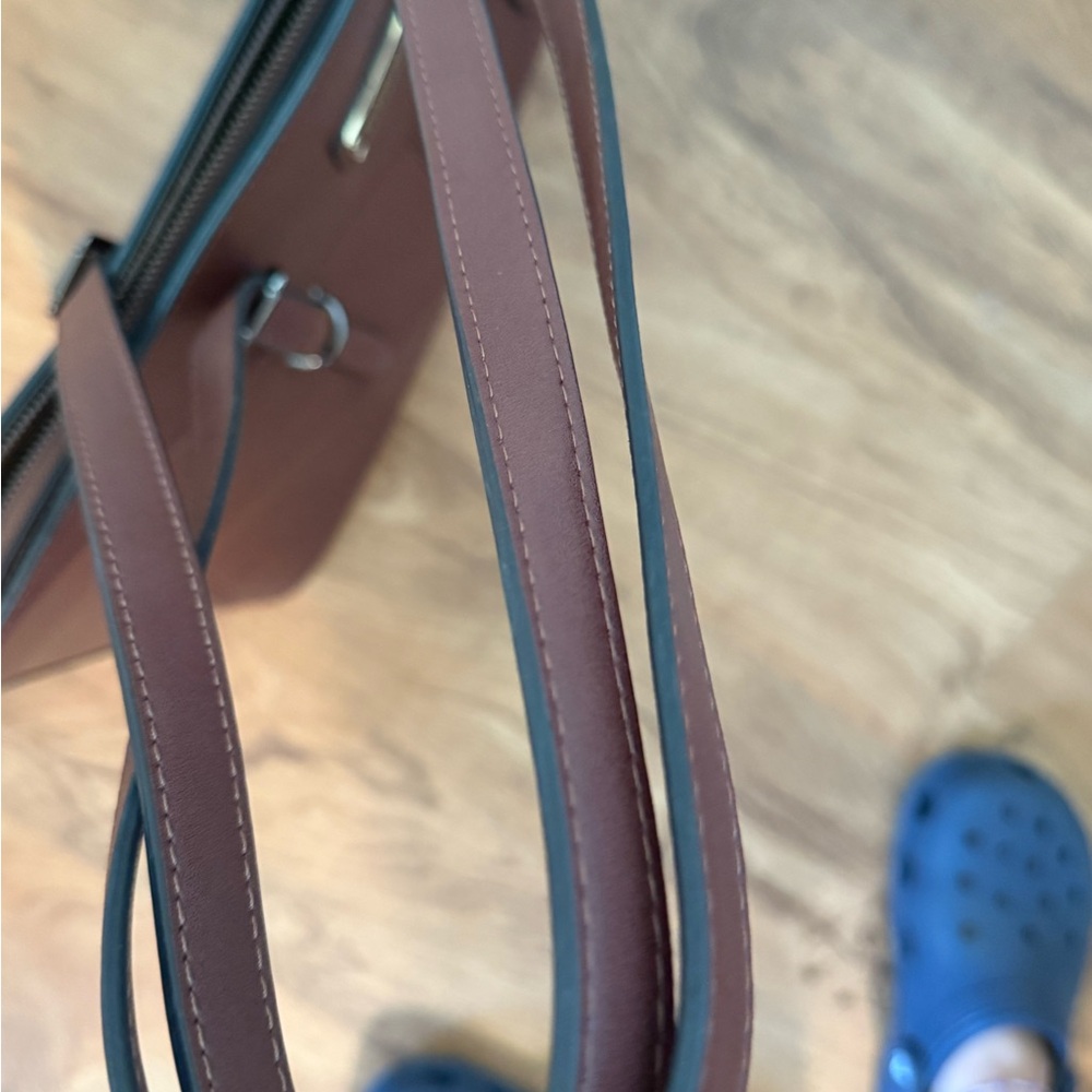 Elegant Brown Leather Tote Bag with Clean Lines - Picture 6 of 9